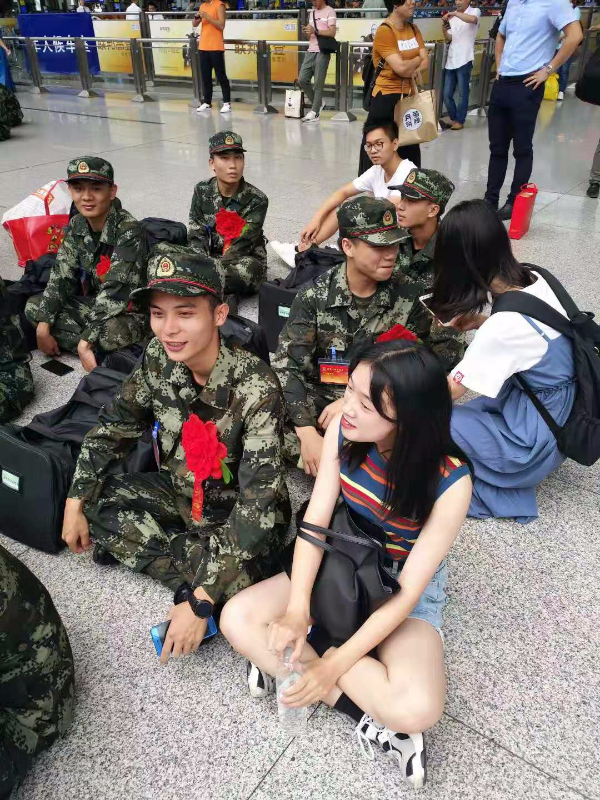 小妹妹送情郎送到高鐵站.jpg