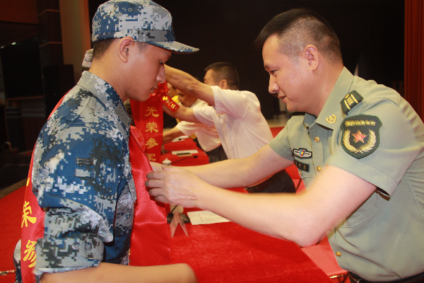 區人武部領導給入伍新兵帶大紅花.JPG