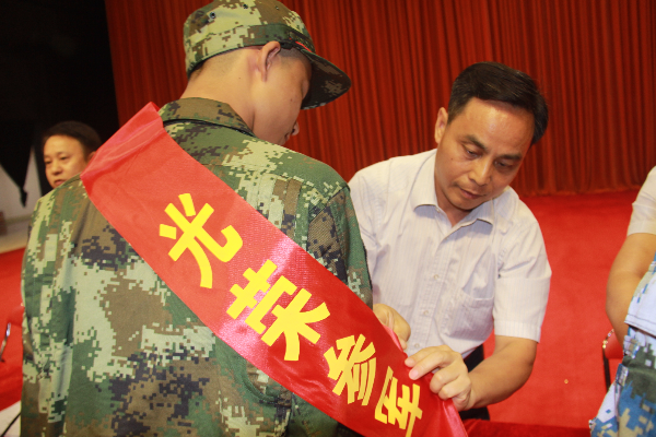 區領導給入伍新兵帶紅花.JPG