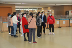 回溯館史&middot;共話發展——區圖書館組織退休老同志參觀新館614.png