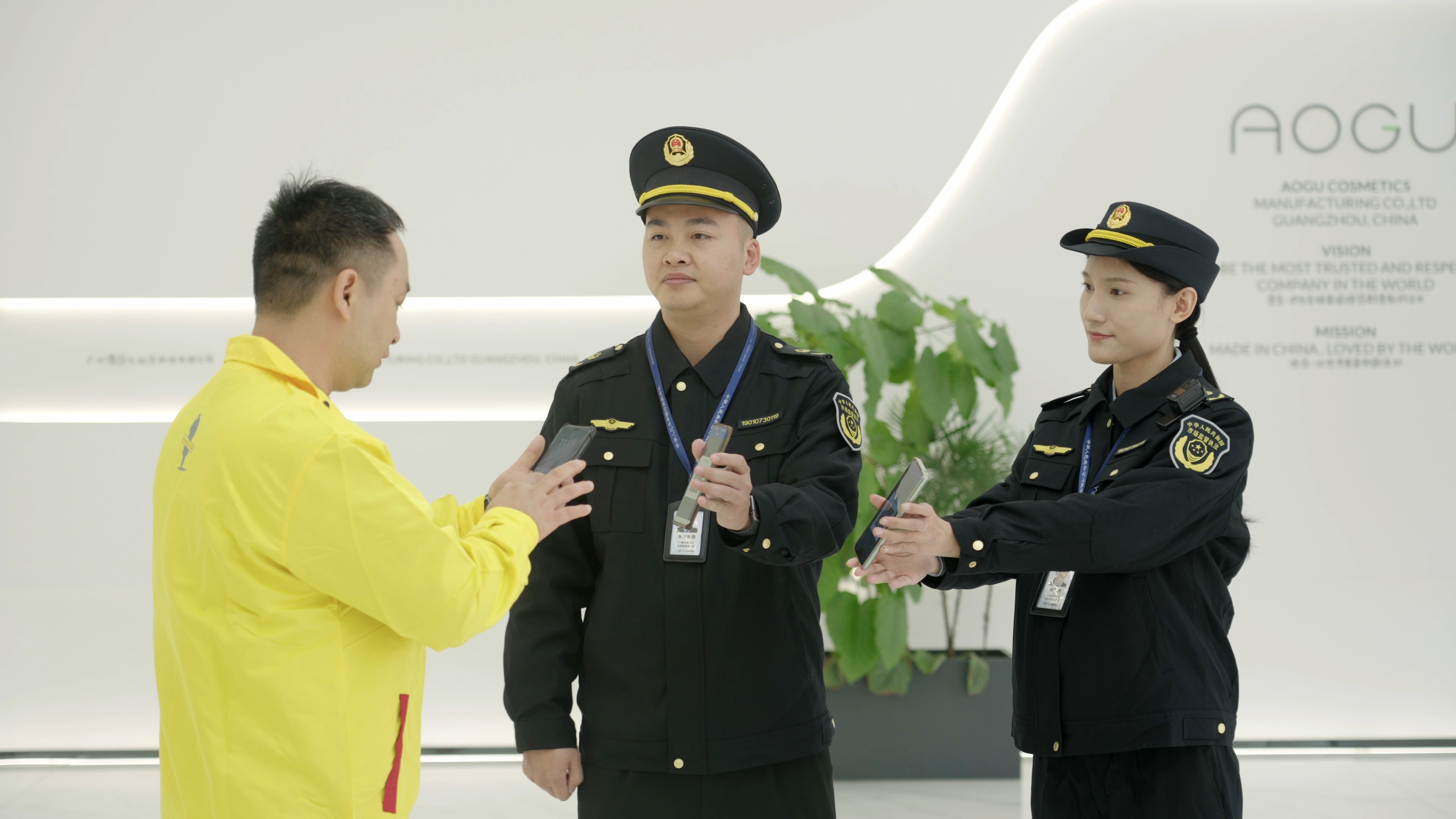 花都區(qū)新華街綜合執(zhí)法辦到轄區(qū)企業(yè)開(kāi)展執(zhí)法檢查出示“電子執(zhí)法照碼”.jpg