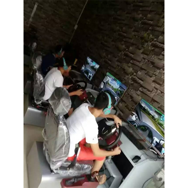 小伙子在網(wǎng)吧里使用汽車駕駛模擬器！