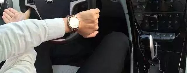 打死方向盤會使助力泵總是處于繃緊狀態(tài)，對助力泵造成較大的損傷